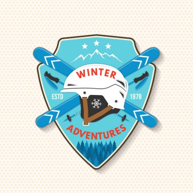 Kış maceraları. Vector Kayak Kulübü retro rozeti, tekstil yaması. Gömlek, baskı, mühür ya da pul için kayak, kayak sopası, kask. Aile tatili, etkinlik ya da seyahat. Logo tasarımı için yamalar.