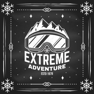 Sıra dışı kış maceraları. Vector Kayak Kulübü retro rozeti, tekstil yaması. Gömlek, baskı, mühür ya da dağlı damga, kayak gözlüğü. Aile tatili, etkinlik ya da seyahat. Logo tasarımı için yamalar