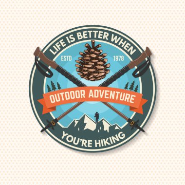 Yürüyüş yaparken hayat daha güzel. Vektör çizimi. Olağanüstü bir macera. Yürüyüşle ilgili tipografik alıntı. Gömlek, logo, baskı, pul. Dağda yürüyüş direkleri ve çam kozalakları var..