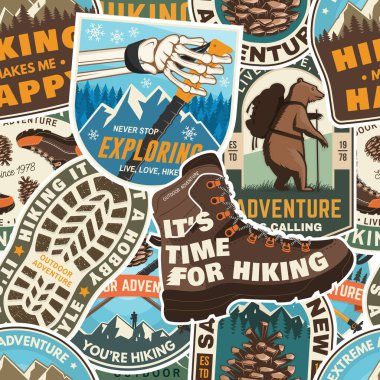 Amblemli, pürüzsüz yamayla açık hava macerası. Arka plan, duvar kâğıdı, insan iskeleti, yürüyüş direği, yürüyüş botu, çam kozalağı, sırt çantalı yürüyüş ayısı...