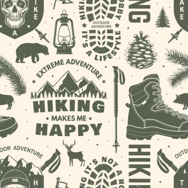 Amblemli, logolu açık hava maceraları. Arka plan, duvar kâğıdı, kafatası iskeleti olan, şapkalı, yürüyüş botlu, çam kozalaklı, sırt çantalı, dağlı bir ayı.