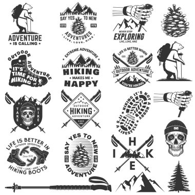 Yürüyüş serüveni amblemleri, logolar, rozetler. Yürüyüşle ilgili tipografik alıntı. İnsan iskeleti, yürüyüş direği, yürüyüş botu, kozalak, dağlar.