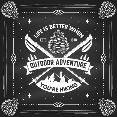 Yürüyüş yaparken hayat daha güzel. Vektör çizimi. Tahtadaki aşırı macera amblemi. Yürüyüşle ilgili tipografik alıntı. Gömlek, logo, baskı, pul. Yürüyüşlü dağ