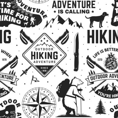 Amblemli, logolu açık hava maceraları. Arka plan, duvar kâğıdı, kafatası iskeleti olan, şapkalı, yürüyüş botlu, çam kozalaklı, sırt çantalı, dağlı bir ayı.