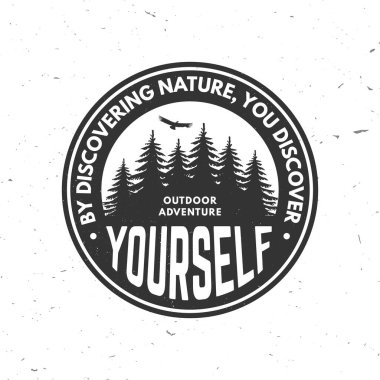 Doğayı keşfederek, kendinizi logoyu, rozet tasarımını keşfedersiniz. Gömlek ya da logo, baskı, pul ya da iğne ormanıyla işaretleme. Orman macerası. Vektör illüstrasyonu