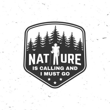 Doğa çağırıyor ve ben de logoya gitmeliyim, rozet tasarımı. Gömlek, logo, baskı, pul ya da tee için yürüyüş ve iğne ormanı kavramı. Açık hava macerası. Vektör illüstrasyonu