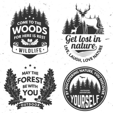 Logo seti, rozet tasarımı ve ilham verici macera alıntıları. Tişört, logo, baskı, meşe yaprağı ve meşe palamudu, iğne ormanı ve geyik desenleri. Vektör