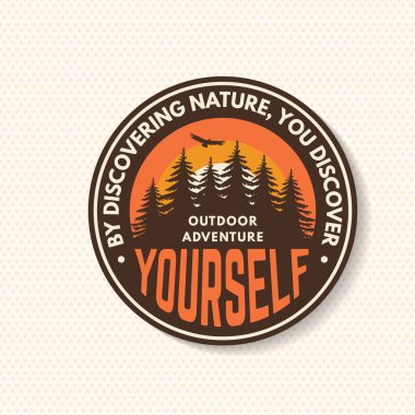 Doğayı keşfederek, kendinizi logoyu, rozet tasarımını keşfedersiniz. Gömlek ya da logo, baskı, pul ya da iğne ormanıyla işaretleme. Orman macerası. Vektör illüstrasyonu