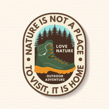 Doğa ziyaret edilecek bir yer değil, ev, logo, rozet tasarımı. Gömlek, logo, baskı, pul ya da çivi için yürüyüş botu ve çivi ormanı kavramı. Açık hava macerası. Vektör illüstrasyonu