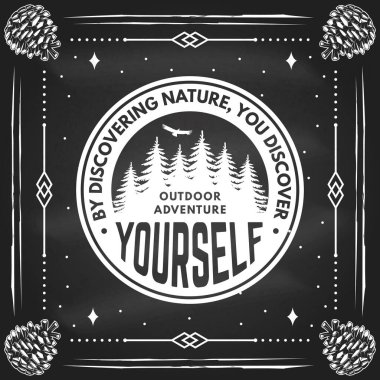 Doğayı keşfederek, kendinizi logoyu, rozet tasarımını keşfedersiniz. Tişört, logo, baskı, pul ya da tee için yazı tahtasındaki iğne ormanı kavramı. Orman macerası. Vektör illüstrasyonu