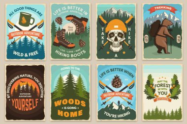 Yürüyüş macera broşürü, poster, sırt çantalı, dağ, yürüyüş direkleri ve çam kozalaklı dağcı ayılı pankart. Vektör