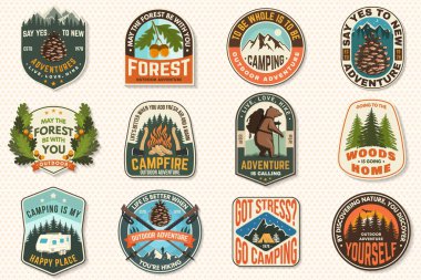 Logo seti, rozet tasarımı ve ilham verici macera alıntıları. Gömlek, logo, baskı, meşe yaprağı ve meşe palamudu, iğne ormanı, yürüyüş direkleri, geyik desenleri. Vektör