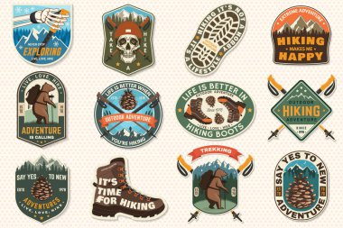 Bir dizi açık hava macera yamaları. Yürüyüşle ilgili tipografik alıntı. İnsan iskeleti, yürüyüş direği, yürüyüş botu, kozalak, dağlar.
