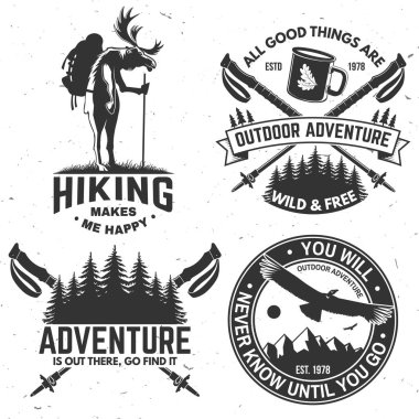 Açık hava macera çıkartması seti. Vektör. İğne ormanı, dağ geyiği ve sırt çantası, kahve ya da çay fincanı, yürüyüş direkleri ve dağ silueti ile klasik tasarım.