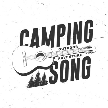 Kamp şarkısı logosu, rozet tasarımı. Tişört, logo, baskı, pul ya da çam ağacı silueti konsepti. Açık hava macerası. Vektör illüstrasyonu