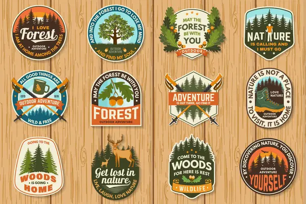 İlham verici alıntılar içeren yamalar dizaynı. Gömlek, logo, baskı, meşe yaprağı ve meşe palamudu, iğne ormanı, kahve ya da çay kupası, yürüyüş direkleri, geyik. Vektör