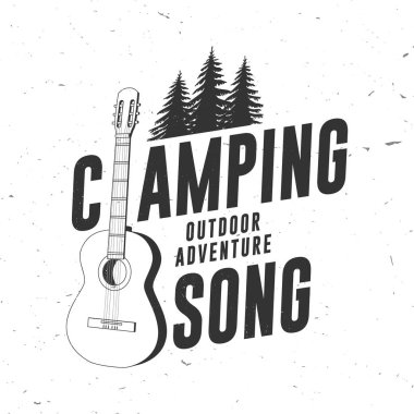 Kamp şarkısı logosu, rozet tasarımı. Tişört, logo, baskı, pul ya da çam ağacı silueti konsepti. Açık hava macerası. Vektör illüstrasyonu