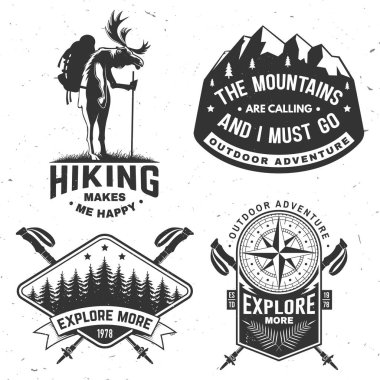 Açık hava macera çıkartması seti. Vektör. Pin ormanı, dağ geyiği ve sırt çantası, pusula, yürüyüş direkleri ve dağ silueti ile klasik tasarım.