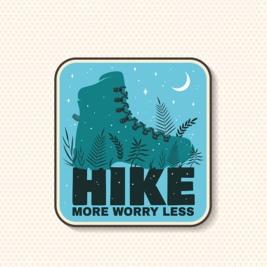 Yama tasarımı yerine daha çok endişelen. Tişört, logo, baskı, pul ve çim silueti içeren tişört ya da tişört konsepti. Açık hava macerası. Vektör.