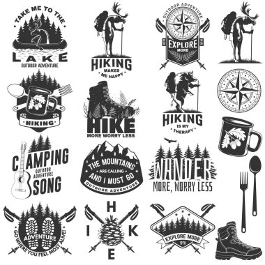 Logo seti, rozet tasarımı ve ilham verici macera alıntıları. İğne ormanı, yürüyüşçü, yürüyüş botları, kanodaki geyik, göl ve dağ kavramları. Vektör