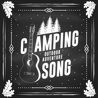 Kamp şarkısı logosu, rozet, tahta üzerinde yama tasarımı. Tişört, logo, baskı, pul ya da çam ağacı silueti konsepti. Açık hava macerası. Vektör