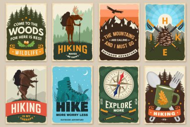 Açık hava macera ilanı, poster, afiş tasarımı. Vektör. Gömlek, logo, baskı, pul ya da tişört konsepti. Yürüyüş sopalarıyla klasik tipografi tasarımı, yürüyüş yapan geyik, domuz, pusula