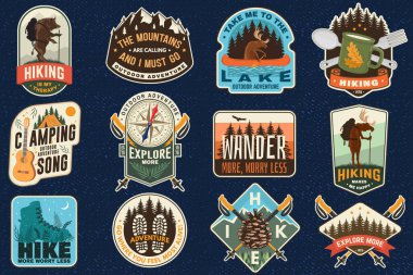 Logo seti, rozet tasarımı ve ilham verici macera alıntıları. İğne ormanı, yürüyüşçü, yürüyüş botları, kanodaki geyik, göl ve dağ kavramları. Vektör