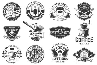 Restoran ve Kafe logosu seti. Vektör. Tabak, biftek, çatal ve bıçaklı saat, kahve fincanı, kahve ağacı dalı, öğütücü ile logoti için klasik grafik tasarımı.