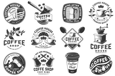 Kahve dükkanı. Sıcak ve aromatik. Vektör. Kafe ve restoran logosu, marka, kağıt kahve fincanı, kahve ağacı dalı, öğütücü silueti..