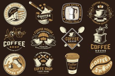 Kahve dükkanı. Sıcak ve aromatik. Vektör. Kafe ve restoran logosu, marka, kağıt kahve fincanı, kahve ağacı dalı, öğütücü silueti..