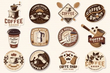 Restoran ve Kafe logosu seti. Sıcak ve aromatik. Vektör. Kafe ve restoran logosu, marka, kağıt kahve fincanı, kahve ağacı dalı, öğütücü..