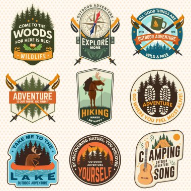 Poster, yama ve kamptan alıntılar için ekstrem macera eserleri. Vektör. Gömlek, logo, baskı, pul ya da tişört konsepti. Yaz kampı.