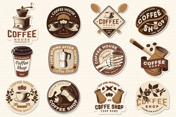 Restoran ve Kafe logosu seti. Sıcak ve aromatik. Vektör. Kafe ve restoran logosu, marka, kağıt kahve fincanı, kahve ağacı dalı, öğütücü..