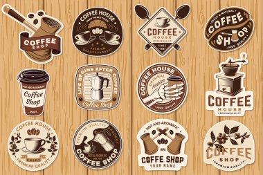 Kahve dükkanı. Sıcak ve aromatik. Vektör. Kafe ve restoran logosu, marka, kağıt kahve fincanı, kahve ağacı dalı, öğütücü silueti..