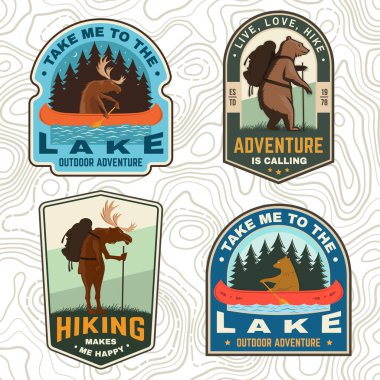 Beni göle götür ve doğa yürüyüşü beni mutlu ediyor. Vektör. Yamalar, yürüyüş yapan geyik ve ayı ile tasarlandı. Açık hava macerası