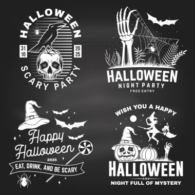 Kara tahtada cadılar bayramı kutlaması koleksiyonu var. Cadılar Bayramı parti şablonları, rozetler, mühürler, yamalar. Gömlek, logo, baskı, pul. Vektör.