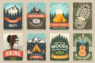 Kamp posterleri, afişler, broşürler. Vektör çizimi. Gömlek, logo, baskı, pul ya da tişört konsepti. Gitar, kamp çadırı, dağ ve ormanlı klasik tipografi tasarımı