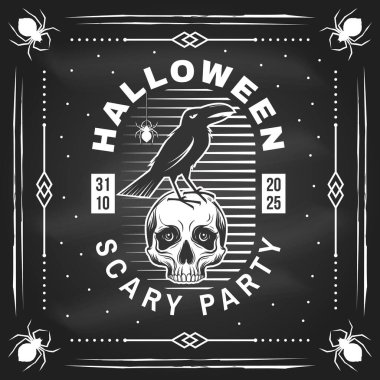 Kara tahtada Cadılar Bayramı için korkunç parti yaması tasarımı. Vektör. Bayram için Cadılar Bayramı çıkartması tasarımı, gömlek, logo, rozet, dekorasyon, kartlar, insan kafatası ve kuzgun kuş silueti ile pankart.