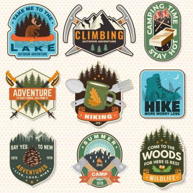 İçinde ilham verici macera alıntıları olan doğa maceraları. İğne ormanı, yürüyüşçü, kibrit çöpü ve dağ kavramı. Vektör illüstrasyonu