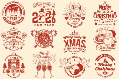 Mutlu Noeller ve mutlu yıllar damgası, çıkartması, yaması. Klasik baskı, logo, Noel Baba, Elf, kumarhane zarları, kardan adam, poker kartı, kumar makineleri ve şeker kamışı. Vektör