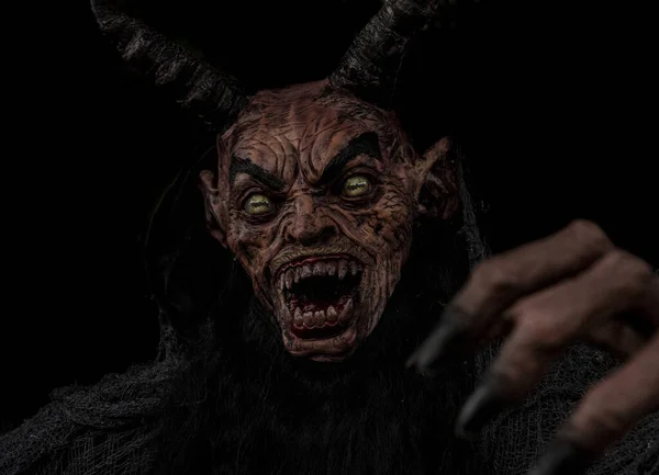 Cadılar Bayramı şeytan yüzü Bir çim süsü