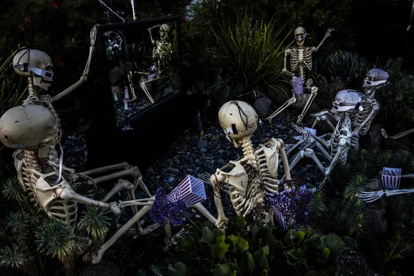 Üç boyutlu gözlük takıp 