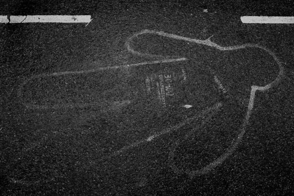 Asfalt yolda bir insanın ana hatları.