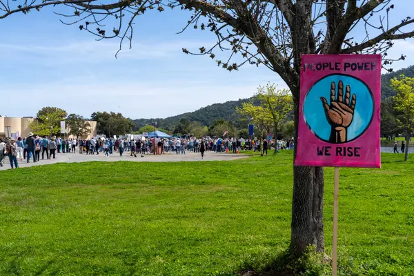 San Rafael California 'daki Marin Center' da Bölünmez Protesto 