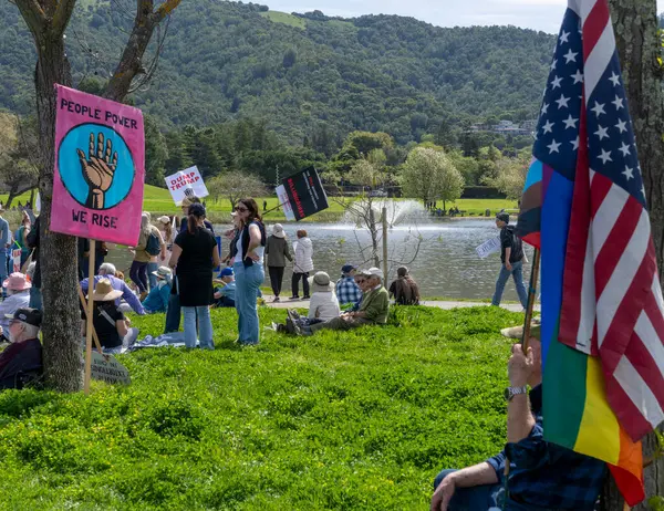 San Rafael California 'daki Marin Center' da Bölünmez Protesto 