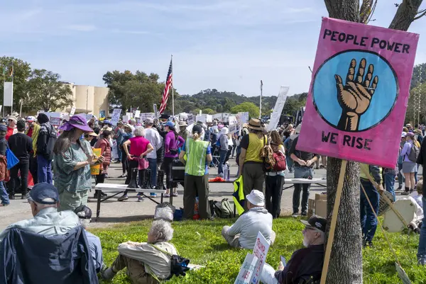 San Rafael California 'daki Marin Center' da Bölünmez Protesto 