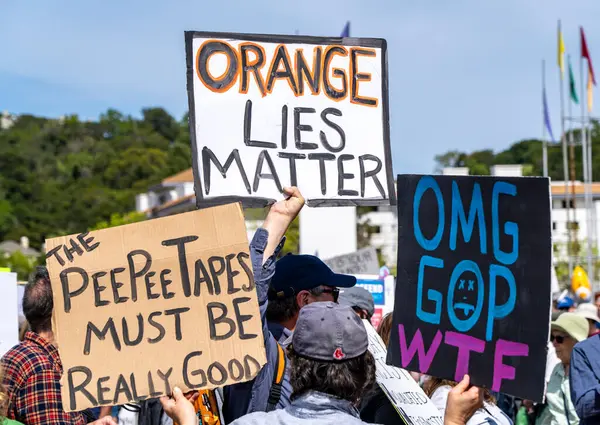 San Rafael California 'daki Marin Center' da Bölünmez Protesto 