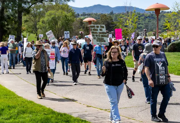 San Rafael California 'daki Marin Center' da Bölünmez Protesto 