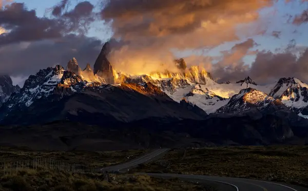 Patagonya Dağı 'nda gün batımı ve aşağıdaki yol
