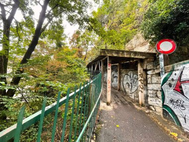 Cenevre, İsviçre - 15 Eylül 2021: Halk parkındaki bir yamaçta iskele tüneli oluşturuldu